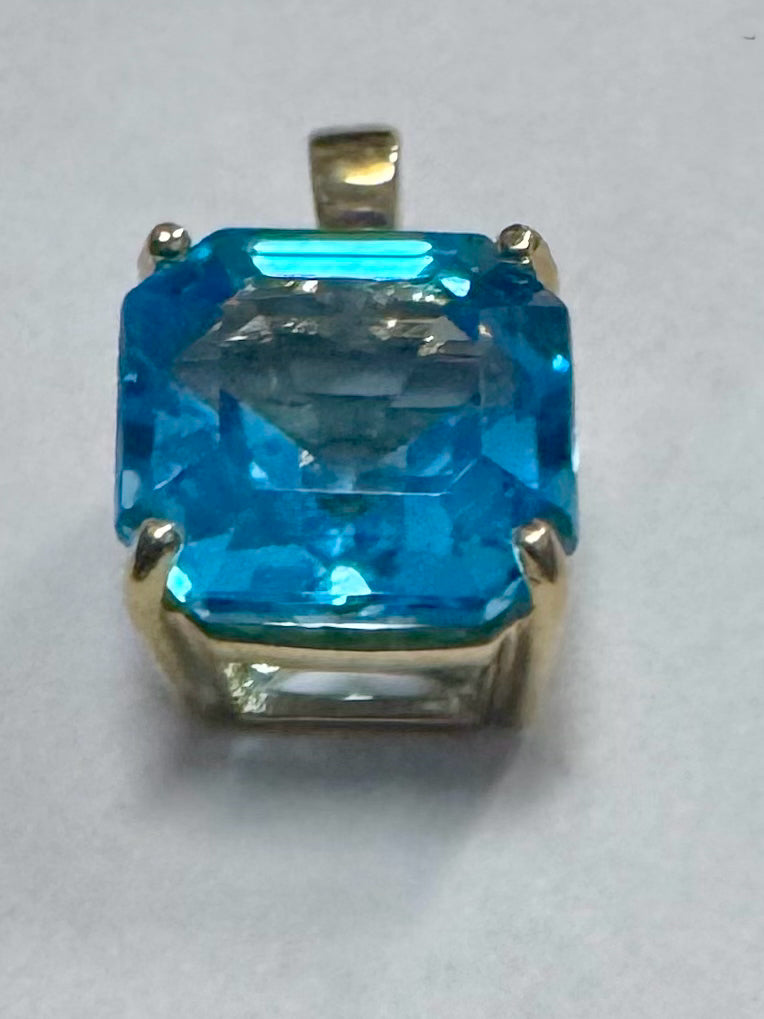 10k Yellow Gold Blue Topaz Pendant