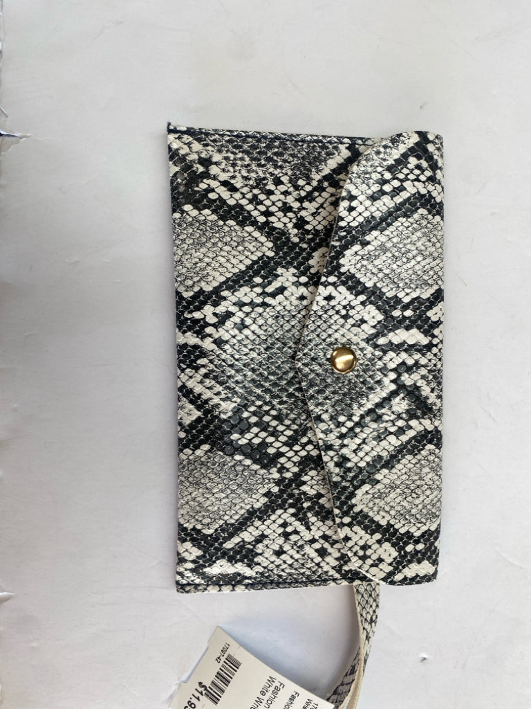 Fashion Black And White Wristlet