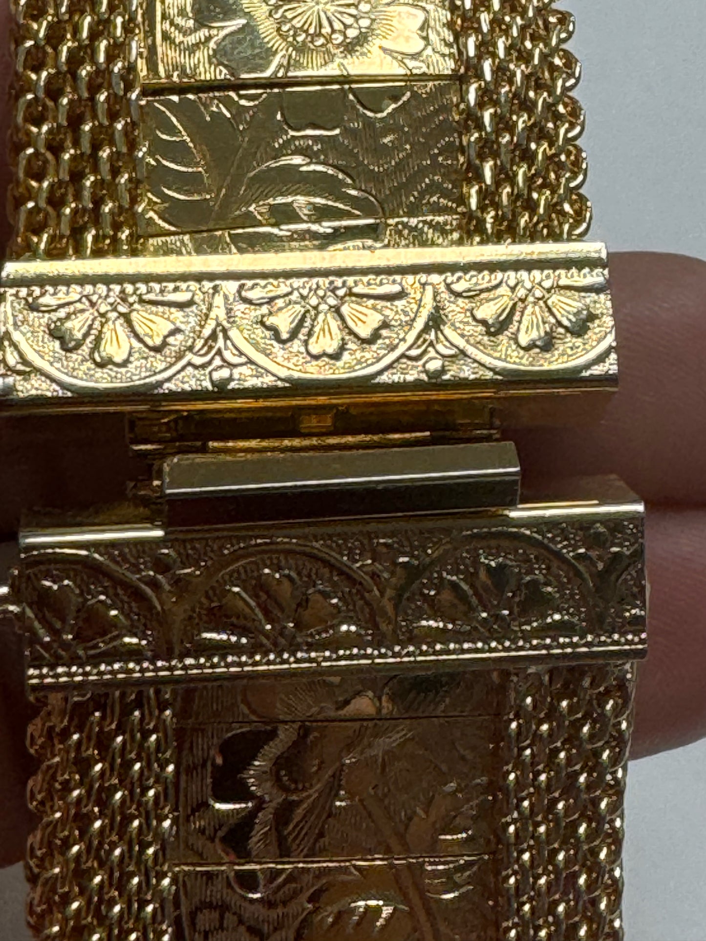 HOBE Floral Etched Goldtone Mesh Vintage Panel Bracelet 1” Wide w/Safety