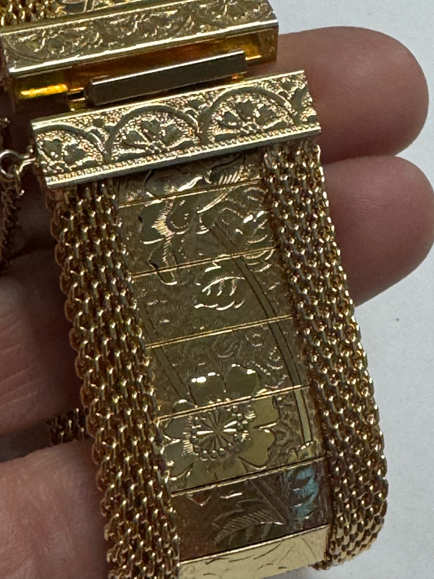 HOBE Floral Etched Goldtone Mesh Vintage Panel Bracelet 1” Wide w/Safety