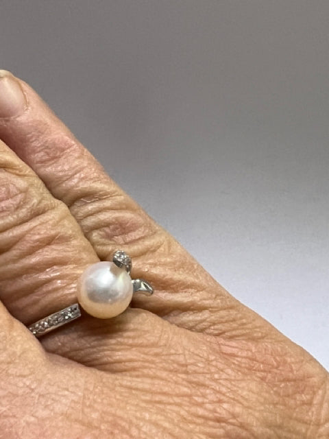 Akimio 14k White Gold 7.7mm Pearl Diamond Contemporary Ring 2.8g